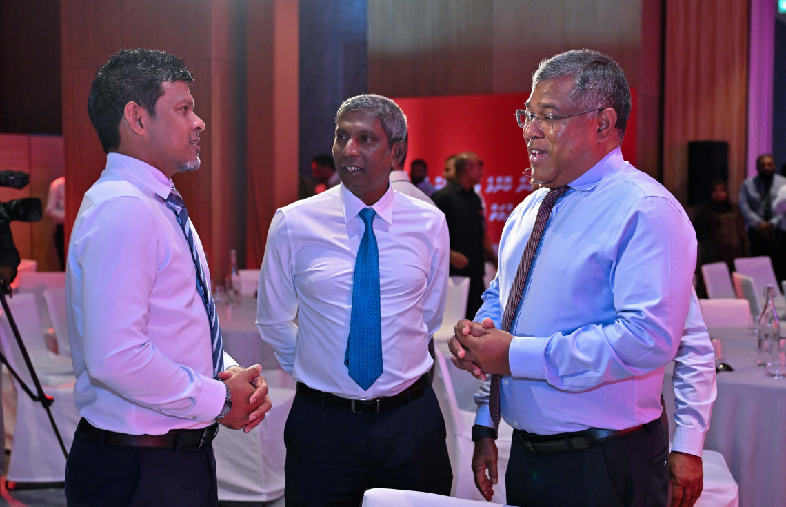 ބީއެމްއެލްގެ އިންޓަނޭޝަނަލް ޑިޖިޓަލް ވޮލެޓް "ސްވައިޕް" ތައާރަފުކުރަން ބޭއްވި ރަސްމިއްޔާތުގައި ނައިބު ރައީސް ހުސެއިން މުހައްމަދު ލަތީފާއި ބީއެމްއެލްގެ އިސްވެރިން --- ފޮޓޯ/ރައީސް އޮފީސް