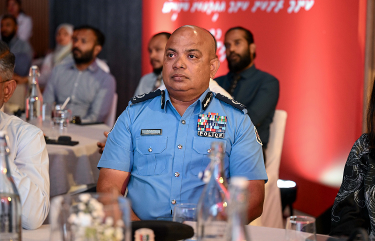 ސީޕީ ނަވީނާއި އިތުރު އޮފިސަރުންތަކެއް ސަސްޕެންޑުކުރަނީ!