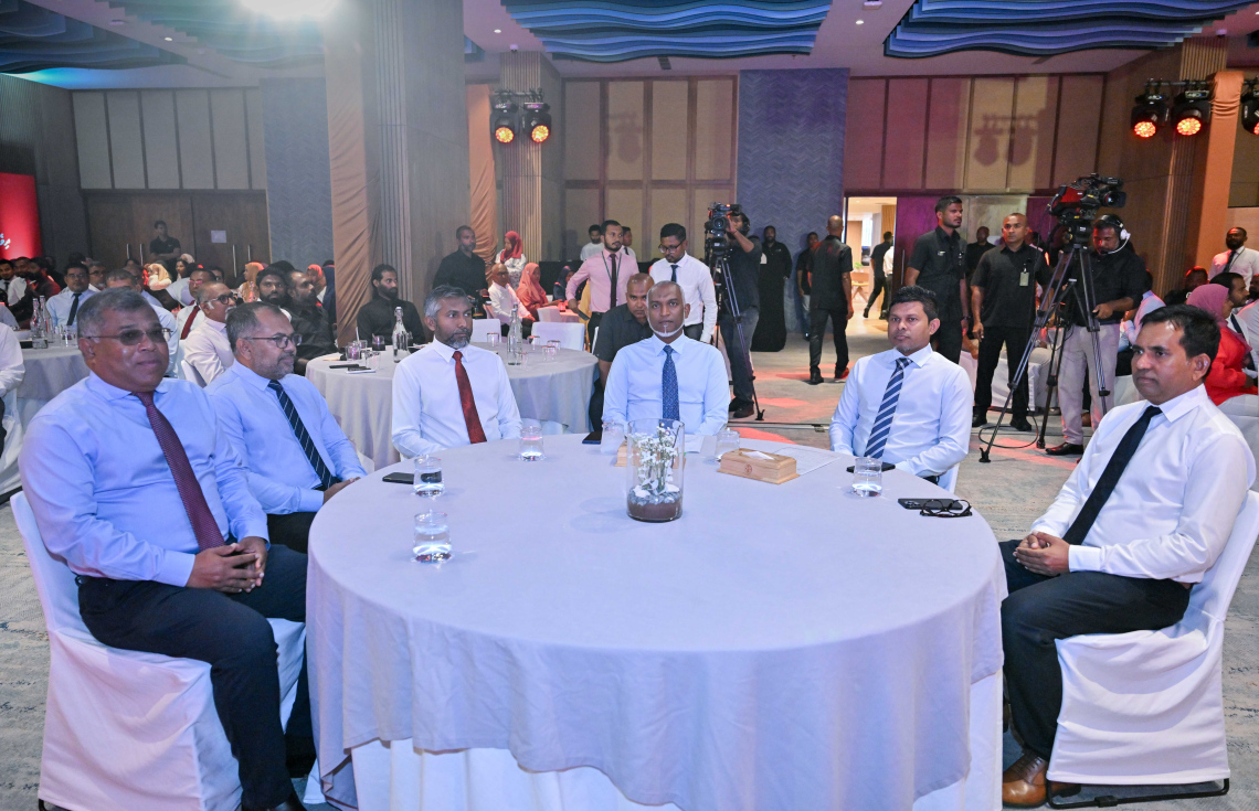 ރައީސް ޑރ. މުހައްމަދު މުއިއްޒާއި ނައިބު ރައީސް ހުސެއިން މުހައްމަދު ލަތީފް އަދި ބީއެމްއެލްގެ އިސްވެރިން މިއަދު ބީއެމްއެލްއިން އާ ހިދުމަތްތައް ތައާރަފްކުރަން ބޭއްވި ރަސްމިއްޔާތުގައި ބައިވެރިވެ ވަޑައިގަންނަވަނީ --- ފޮޓޯ/ރައީސް އޮފީސް