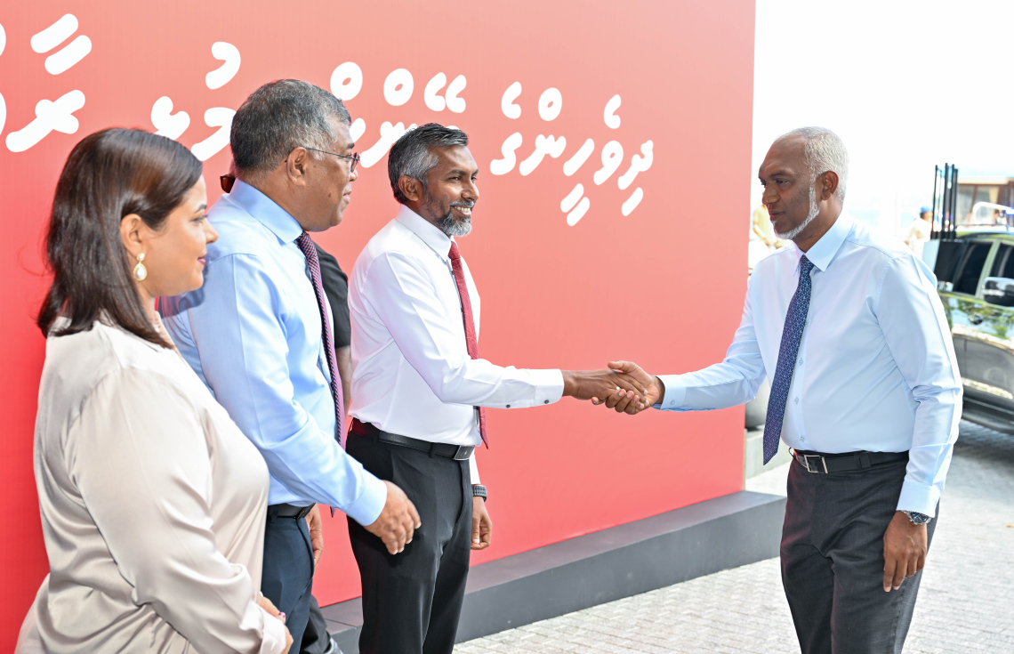 ބޭންކް އޮފް މޯލްޑިވްސްގެ އާ ހިދުމަތްތަކެއް ތައާރަފުކުރަން ނަސަންދުރާގައި ބޭއްވި ހާއްސަ ރަސްމިއްޔާތަށް ރައީސް ޑރ. މުއިއްޒު ވަޑައިގަތުމުން ބީއެމްއެލްގެ އިސް ބޭފުޅުން އެމަނިކުފާނަށް މަރުހަބާ ދަންނަވަނީ --- ފޮޓޯ/ރައީސް އޮފީސް