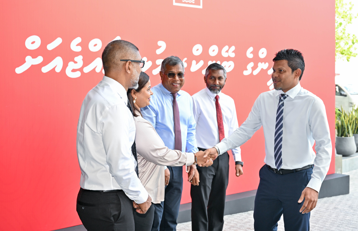 ބޭންކް އޮފް މޯލްޑިވިސްގެ އާ ހިދުމަތްތަކެއް ތައާރަފް ކުރަން ނަސަންދުރާގައި ބޭއްވި ހާއްސަ ރަސްމިއްޔާތަށް ނައިބު ރައީސް ވަޑައިގަތުމުން ބީއެމްއެލްގެ އިސް ބޭފުޅުން މަރުހަބާ ދަންނަވަނީ --- ފޮޓޯ/ރައީސް އޮފީސް