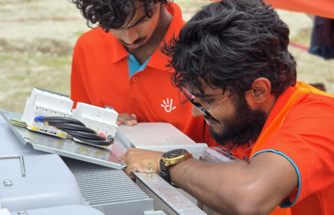 ރޯޑް ރޭސްއާ ގުޅިގެން ސޯލާ ޕެނަލްތައް ބަހައްޓަނީ --- ފޮޓޯ/ދިރާގު