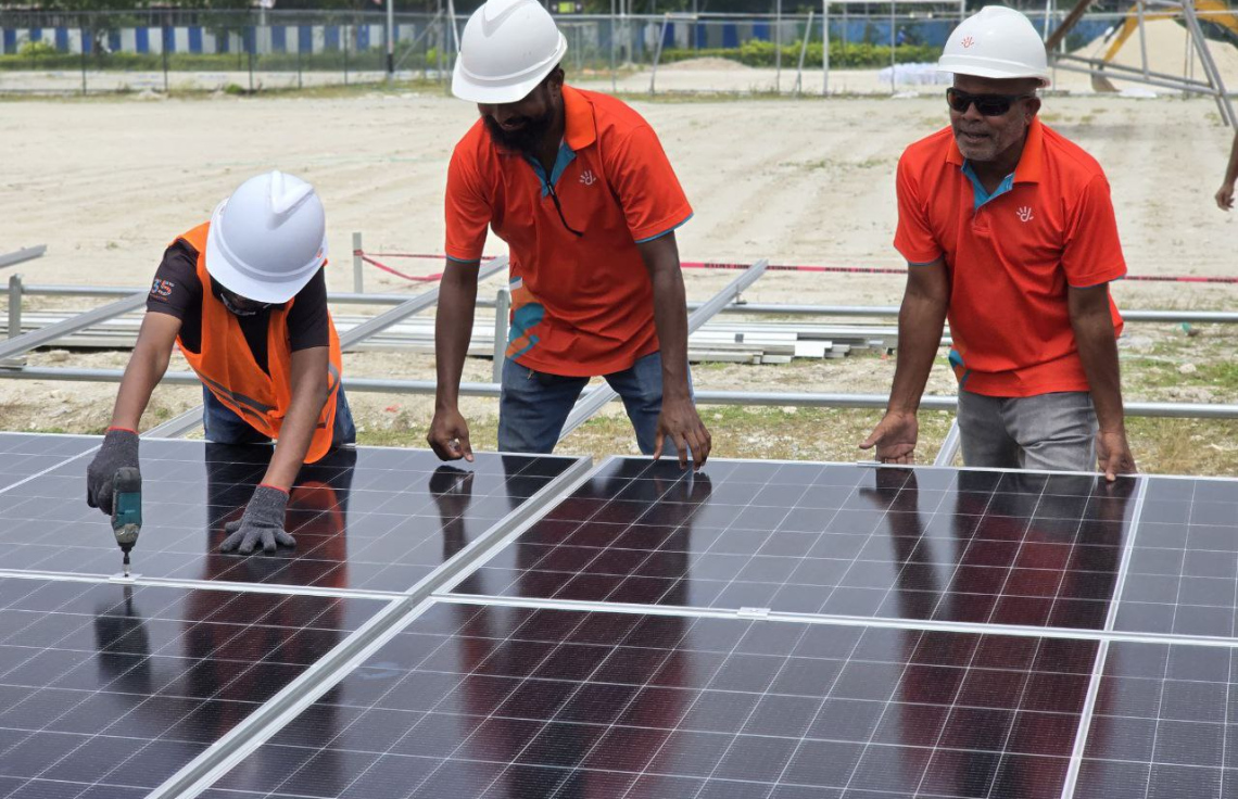 ރޯޑް ރޭސްއާ ގުޅިގެން ދިރާގުން ސޯލާ ޕެނަލްތައް ބަހައްޓަނީ --- ފޮޓޯ/ދިރާގު