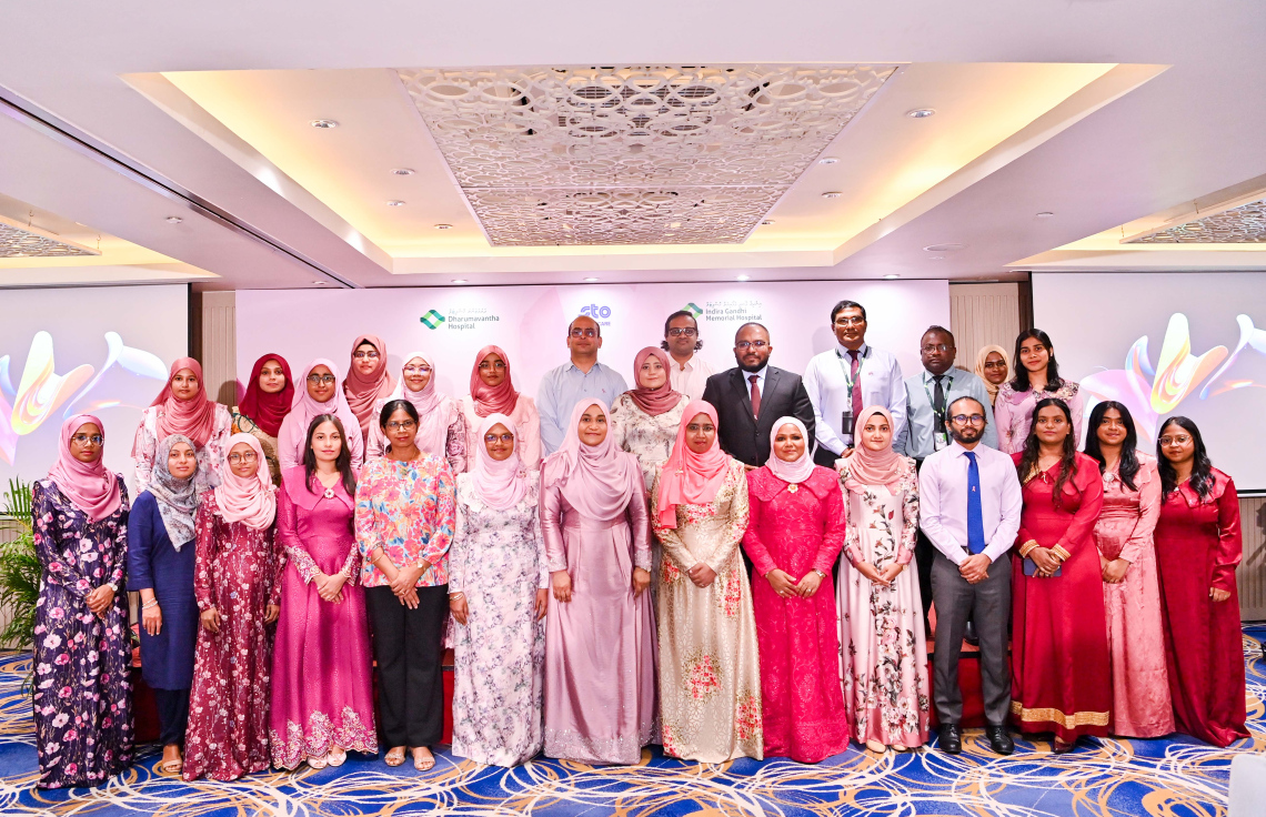 އުރަމަތީގެ ކެންސަރު ފަރުވާއާ ގުޅޭގޮތުން ބޭއްވި ސެޝަންގައި ފަސްޓް ލޭޑީ ސާޖިދާ ގްރޫޕް ފޮޓޯއެއްގައި ބައިވެރިވެ ވަޑައިގަންނަވަނީ. -- ފޮޓޯ: ރައީސް އޮފީސް