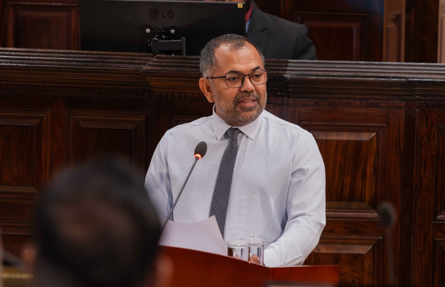 ފިނޭންސް މިނިސްޓަރު ޒަމީރު ރައްޔިތުންގެ މަޖިލިހަށް ދައުލަތުގެ މި އަހަރުގެ ބަޖެޓު ހުށަހަޅުއްވަނީ.--ފޮޓޯ: ރައްޔިތުންގެ މަޖިލިސް