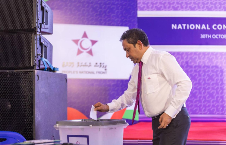 ކުރީގެ ރައީސް ޔާމީން ޕީއެންއެފްގެ އެންމެ ފަހުގެ އިންތިހާބުގައި ވޯޓު ދެއްވަނީ.---ފޮޓޯ: ޕީއެންއެފް