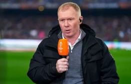 ސްކޯލްސްގެ ހުރިހާ ވަގުތެއް އޭނާގެ ދަރިފުޅަށް