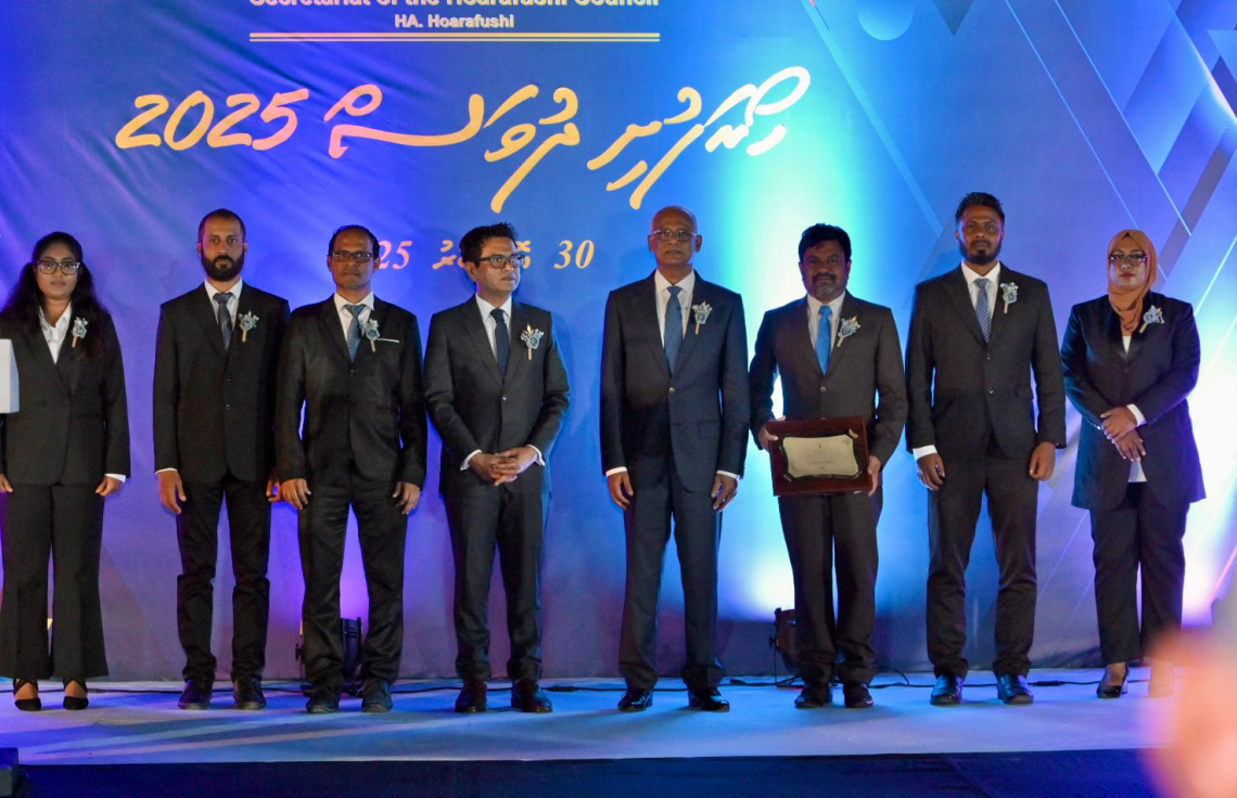 ހޯރަފުށީގެ އެންމެ ޝަރަފުވެރި އައްޑަނަ ކުރީގެ ރައީސް އިބޫ އަށް އެރުވުމަށް ފަހު، ކުރީގެ މެމްބަރު ސަލީމާއި ކައުންސިލްގެ ރައީސް ވަހީދު އަދި އެހެނިހެން ކައުންސިލަރުން ފޮޓޯއަކަށް ހުއްޓިވަޑައިގެން.---ފޮޓޯ: އެމްޑީޕީ