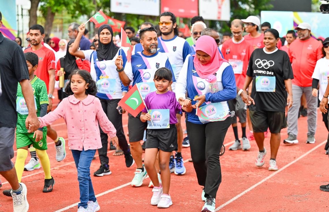 ޖެނެރޭޝަން ބޭން ފާހަގަކުރަން އެކުވެނި ޓްރެކްގައި ބާއްވާ ދުވުމުގައި ކުދިންތަކެއް ބައިވެރިވަނީ--ފޮޓޯ: ފަޔާޒު މޫސާ/ މިހާރު