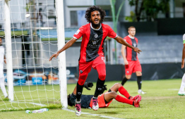 އިއްބެ ވަހީދު މިރޭގެ މެޗުގައި އޮޑީގެ ފުރަތަމަ ގޯލު ޖެހުމަށް ފަހު.-- ފޮޓޯ: އަދަދު