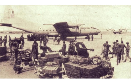 ނޮވެމްބަރު 3، 1988 ގައި ރާއްޖެއަށް އެރި ޓެރަރިސްޓުންގެ ކިބައިން ސަލާމަތްކޮށްދިނުމަށް އެދި އިންޑިއާގައި އެހީއަށް އެދުމާ އެކު އެ ގައުމުން އައި ސިފައިންގެ ދެ މަތިންދާބޯޓު ހުޅުލޭ އެއާޕޯޓްގައި. އަދި އެ ބޯޓުތަކުން ބޭލި އަސްކަރީ ބައެއް ސާމާނު.