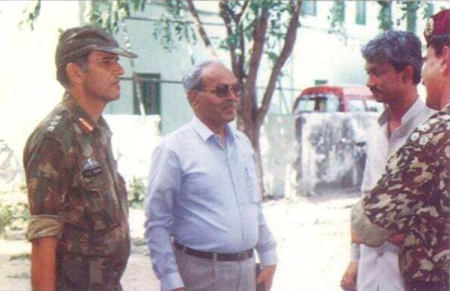 ނޮވެމްބަރު 3، 1988 ގެ އުދުވާނީ ހަމަލާއާ ގުޅިގެން ރާއްޖެ އައި އިންޑިއާ ސިފައިންގެ ކާނަލް ސުބާޝް ސީ ޖޯޝީ (ވ)، އޭރު އިންޑިއާއިން ރާއްޖެއަށް ކަނޑައަޅާފައި ހުންނެވި ސަފީރު އަރުން ބެނާރްޖީ އަދި ބްރިގޭޑިއާ ފާރޫގް ބަލްސަރާ (ކ) އެހެން މީހަކާ އެކު، މާލޭގައި ސިފައިންގެ މަރުކަޒު ކައިރީ. -- ފޮޓޯ: އިންޑިއަން އާމީ އާކައިވް