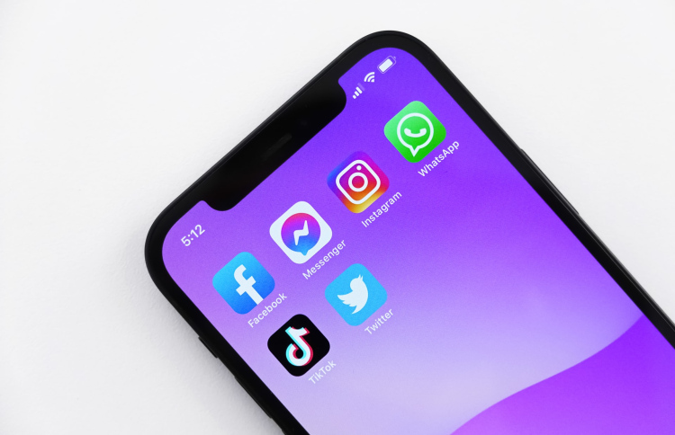 މެލޭޝިއާގައި ކުޑަކުދިންނަށް ސޯޝަލް މީޑިއާ މަނާކުރަނީ