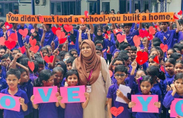 ހިތަދޫ ސްކޫލްގެ ޕްރިންސިޕަލް އެ ސްކޫލްގެ ބައެއް ދަރިވަރުންނާ އެކު: އަންނަ އަންގާރަ ދުވަހުން ފެށިގެން އޭނާ މަސައްކަތް ކުރައްވާނީ ޕޮލިސް ޓްރެއިނިން ސްކޫލްގެ އެޑްމިނިސްޓްރޭޓިވް ޑިރެކްޓަރެއްގެ މަގާމު.