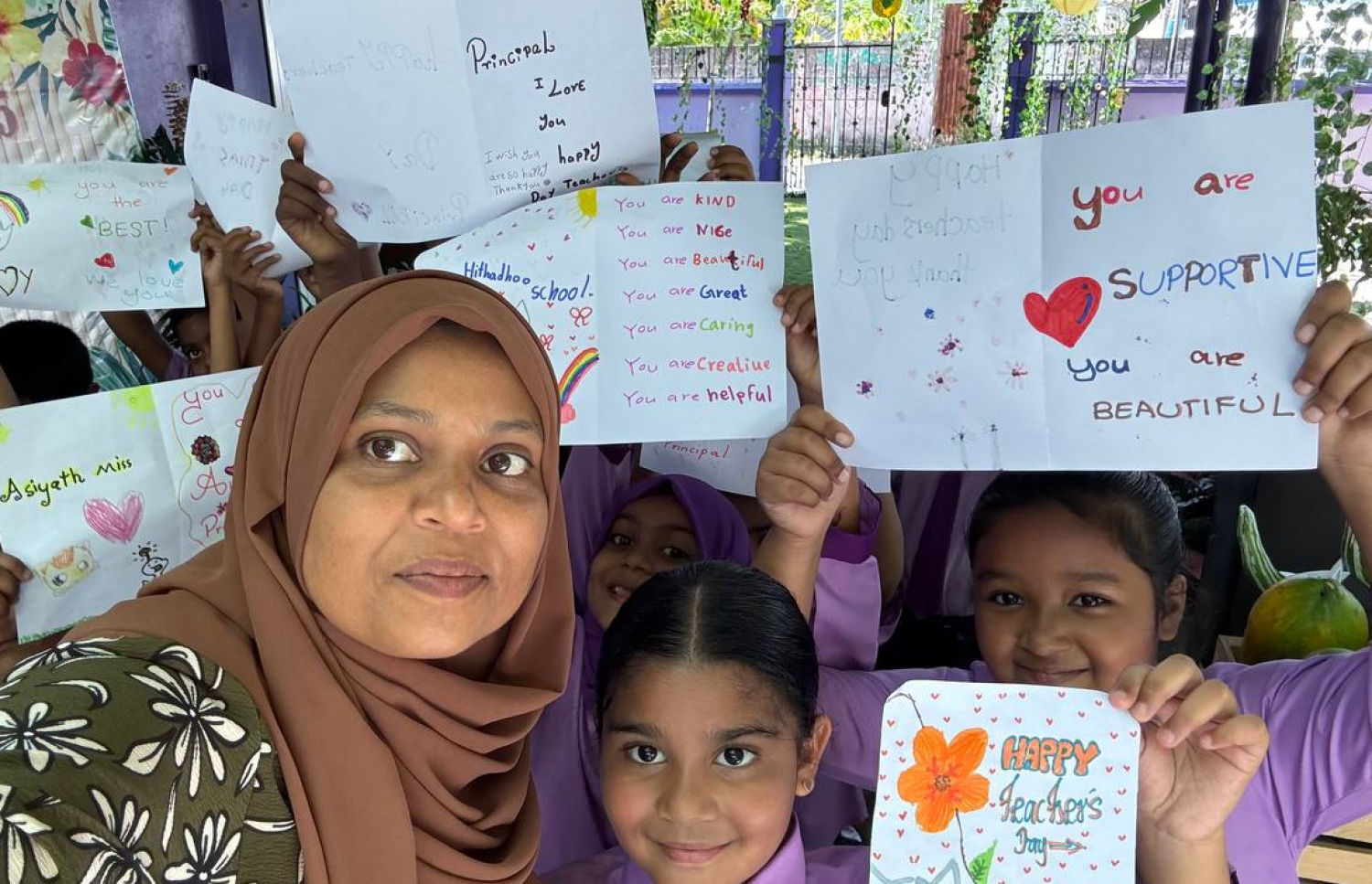 އާސިޔަތު، ހިތަދޫ ސްކޫލްގެ ބައެއް ކުދިންނާ އެކު ސެލްފީއެއް ނަންގަވަނީ.