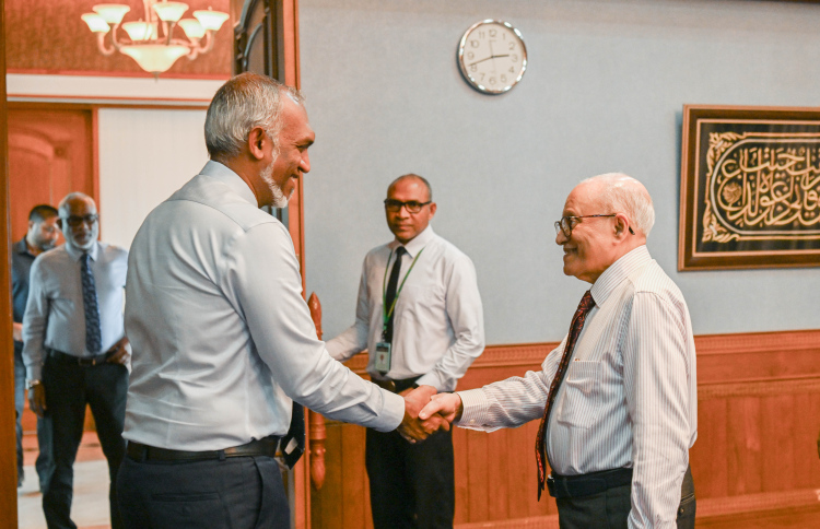 މައުމޫނަށް ނަސްރުގެ ދުވަހު ހާއްސަ ޝަރަފު އަރުވަނީ