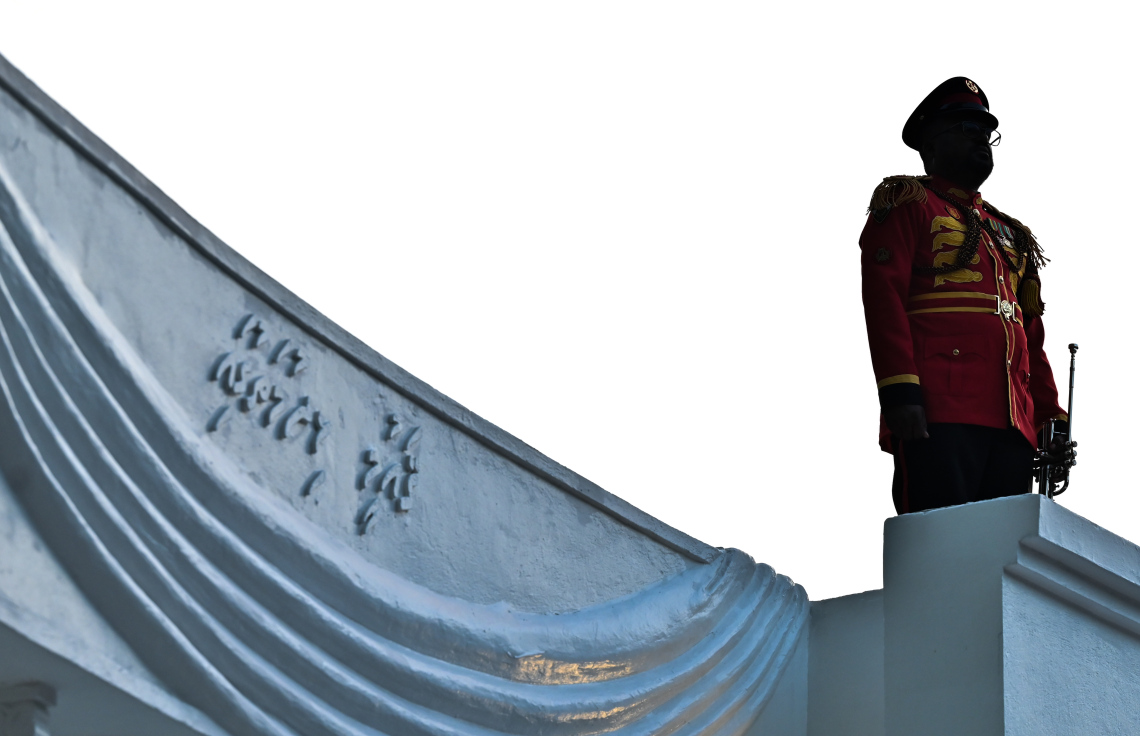 ނަސްރުގެ ދުވަހުގެ ހަނދާނީ ބިނާގައި ދިދަ އާއި ގާޑް މައުންޓް ކުރުމަށް ބޭއްވި ރަސްމިއްޔާތުގައި ހަނދާނީ ބިނާ މަތީގައި ސިފައިގެން ބޭންޑުގެ މީހަކު ހުއްޓިގެން.--- ފޮޓޯ: ފަޔާޒު މޫސާ | މިހާރު