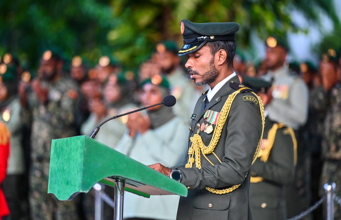 ނޮބެމްބަރު 3 ގެ ހަނދާނީ ބިނާގައި ދިދަ އާއި ގާޑް މައުންޓް ކުރުމަށް ބޭއްވި ރަސްމިއްޔާތުގައި ދުވަހާ ގުޅޭ ހާއްސަ ދުއާއެއް ސިފައިން ކުރަނީ.--- ފޮޓޯ: ފަޔާޒު މޫސާ | މިހާރު