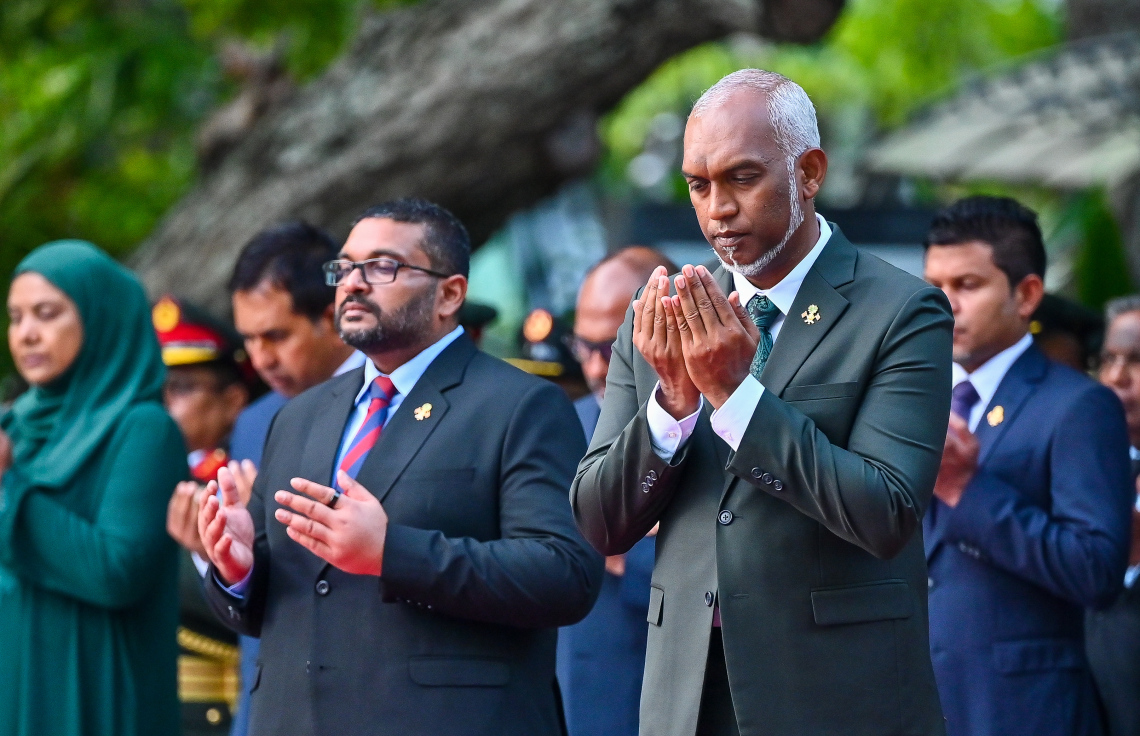 ނޮބެމްބަރު 3ގެ  ހަނދާނީ ބިނާގައި ދިދަ އާއި ގާޑް މައުންޓް ކުރުމަށް ބޭއްވި ރަސްމިއްޔާތުގައި ދުވަހާ ގުޅޭ ހާއްސަ ދުއާގައި ރައީސް މުއިއްޒާއި ޑިފެންސް މިނިސްޓަރު ޣައްސާން މައުމޫން ބައިވެރިވެވަޑައިގަންނަވަނީ.--- ފޮޓޯ: ފަޔާޒު މޫސާ | މިހާރު