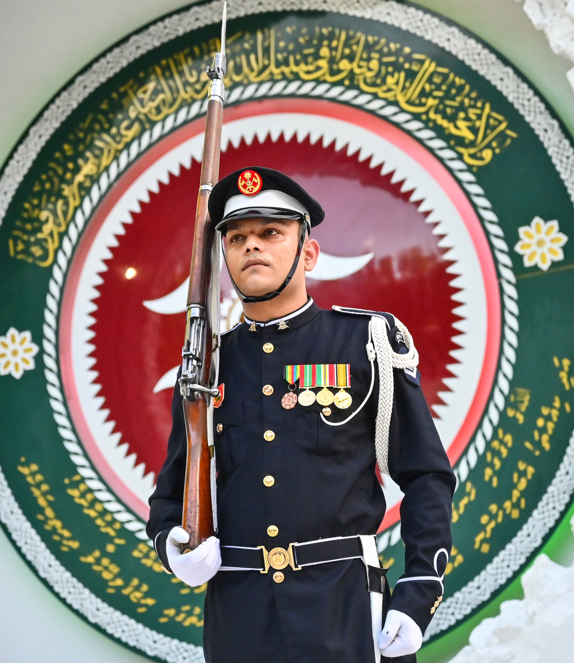 ނަސްރުގެ ދުވަހުގެ ހަނދާނީ ބިނާގައި ދިދަ އާއި ގާޑް މައުންޓް ކުރުމަށް ބޭއްވި ރަސްމިއްޔާތުގައި ހަނދާނީ ބިނާ ކުރިމަތީގައި ސިފައިގެން މީހަކު ހުއްޓިގެން.--- ފޮޓޯ: ފަޔާޒު މޫސާ | މިހާރު