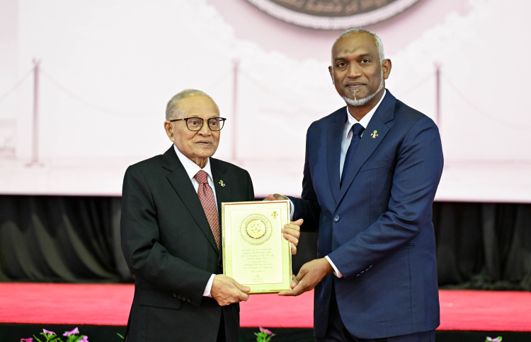 މި އަހަރުގެ ނަސްރުގެ ދުވަހުގެ ރަސްމީ ޖަލްސާ: ރައީސް ޑރ. މުހައްމަދު މުއިއްޒު ނަސްރުގެ ދުވަހުގެ ހާއްސަ ޝަރަފުގެ އައްޑަނަ ކުރީގެ ރައީސް މައުމޫން އަބްދުއްގައްޔޫމަށް އަރުވަނީ.-- ފޮޓޯ: ރައީސް އޮފީސް