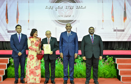 ކުރީގެ ރައީސް މައުމޫން އަބްދުލްގައްޔޫމަށް ނަސްރުގެ ދުވަހު ހާއްސަ ޝަރަފުގެ އައްޑަނަ މިއަދު އެރުވުމަށް ފަހު، އެ މަނިކުފާނާއި އާއިލާގެ ބައެއް ބޭފުޅުން ރައީސް މުއިއްޒާ އެކު މިއަދު ފޮޓޯފުޅެއް ނަންގަވަނީ.---ފޮޓޯ: ރައީސް އޮފީސް