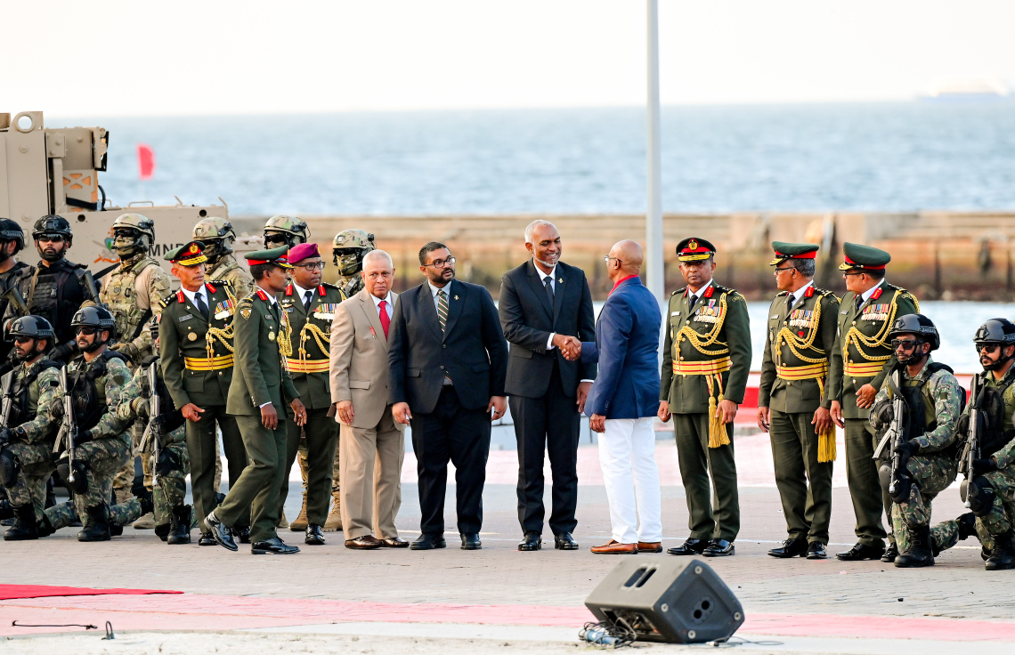 ނަސްރުގެ ދުވަހުގެ މުނާސަބާގައި ޖުމްހޫރީ މައިދާނުގައި ދިވެހި ސިފައިން ބޭއްވި އަސްކަރީ ހަރަކާތްތައް ބައްލާވާލެއްވުމަށް ފަހު ރައީސް މުއިއްޒު ކުރީގެ ޑިފެންސް މިނިސްޓަރު އަދި ކުރީގެ ޗީފް އޮފް ޑިފެންސް ފޯސް މޭޖަ ޖެނެރަލް މޫސާ އަލީ ޖަލީލާ ސަލާން ކުރައްވަނީ.--- ފޮޓޯ: ނިޝާން އަލީ | މިހާރު