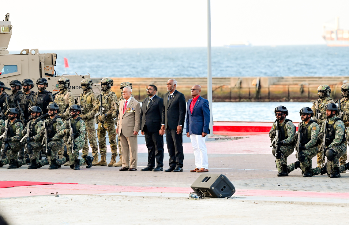 ނަސްރުގެ ދުވަހުގެ މުނާސަބާގައި ޖުމްހޫރީ މައިދާނުގައި ދިވެހި ސިފައިން ބޭއްވި އަސްކަރީ ހަރަކާތްތައް ބައްލާވާލެއްވުމަށް ފަހު، ރައީސް މުއިއްޒު ޑިފެންސް މިނިސްޓަރު ޣައްސާން މައުމޫނާއި ކުރީގެ ޑިފެންސް މިނިސްޓަރު އަދި ކުރީގެ ޗީފް އޮފް ޑިފެންސް ފޯސް މޭޖަ ޖެނެރަލް މޫސާ އަލީ ޖަލީލާއި ކުރީގެ ޗީފް އޮފް ސްޓާފް މޭޖަ ޖެނެރަލް އަންބަރީ އަބްދުއްސައްތާރާ އެކު ފޮޓޯއެއް ނަންގަވަނީ.--- ފޮޓޯ: ނިޝާން އަލީ | މިހާރު