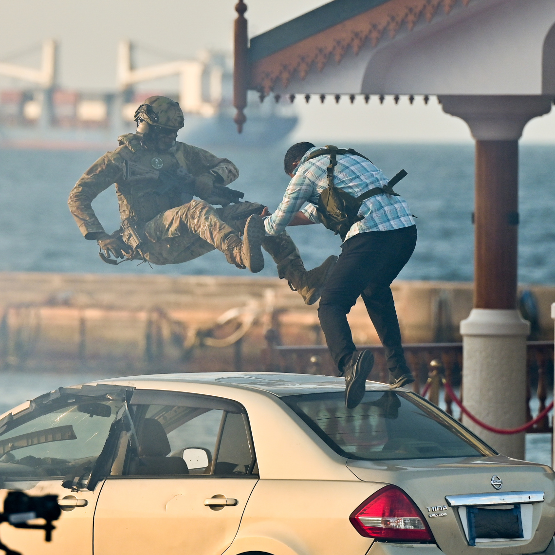 މި އަހަރުގެ ނަސްރުގެ ދުވަހާ ގުޅިގެން ޖުމްހޫރީ މައިދާނުގައި ދިވެހި ސިފައިން ދައްކާލި އަސްކަރީ ހުށަހެޅުމުގެ ތެރެއިން، "ދުޝްމަނުންނާ" ދެކޮޅަށް ސިފައިންގެ މީހަކު ހަރަކާތްތެރިވަނީ.--- ފޮޓޯ: ނިޝާން އަލީ | މިހާރު