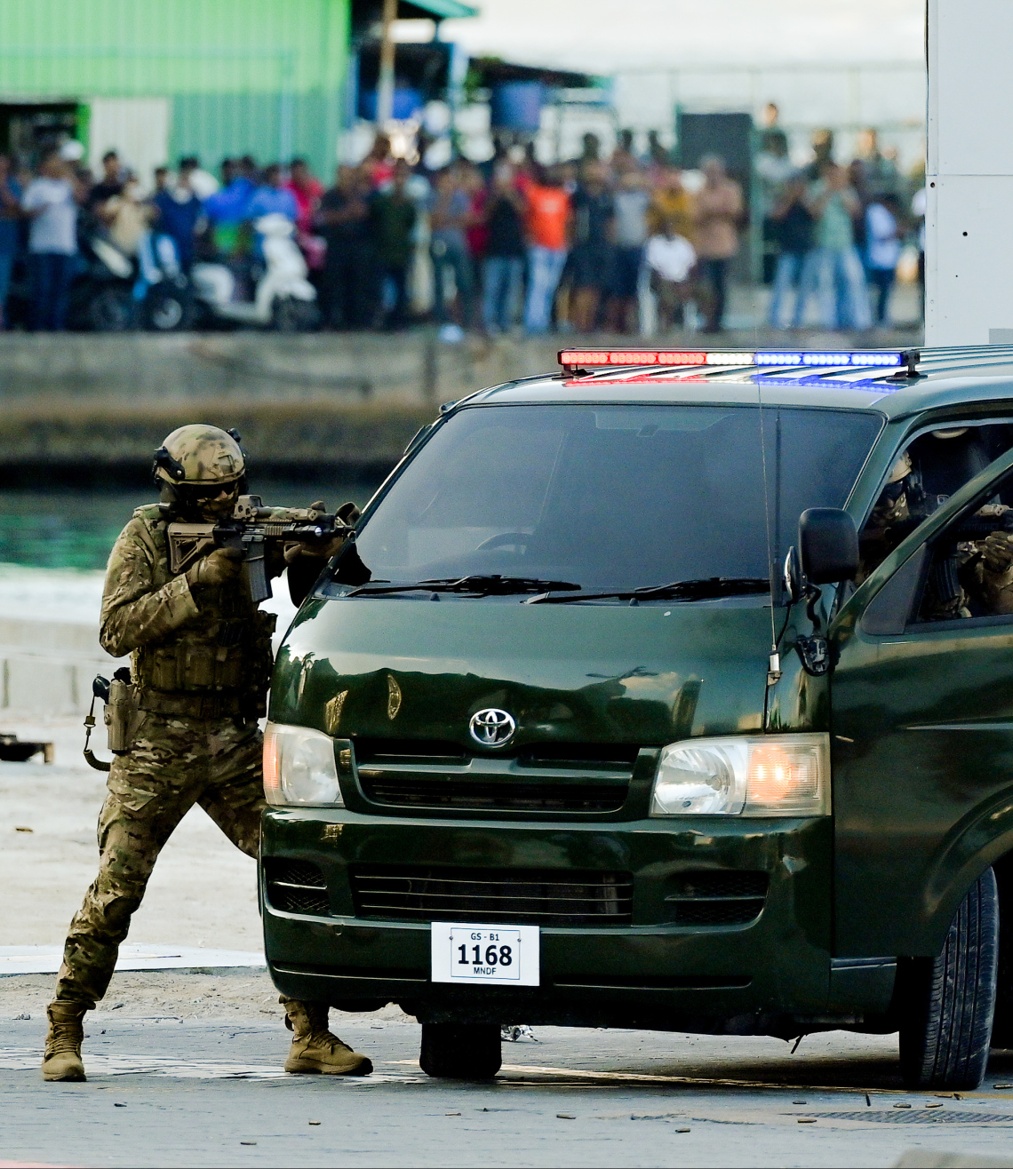 މި އަހަރުގެ ނަސްރުގެ ދުވަހާ ގުޅިގެން ޖުމްހޫރީ މައިދާނުގައި ދިވެހި ސިފައިން ދައްކާލި އަސްކަރީ ހުށަހެޅުމުގެ ތެރެއިން، "ދުޝްމަނުންނާ" ދެކޮޅަށް ހަތިޔާރުގެ ބޭނުންކުރަނީ.--- ފޮޓޯ: ނިޝާން އަލީ | މިހާރު