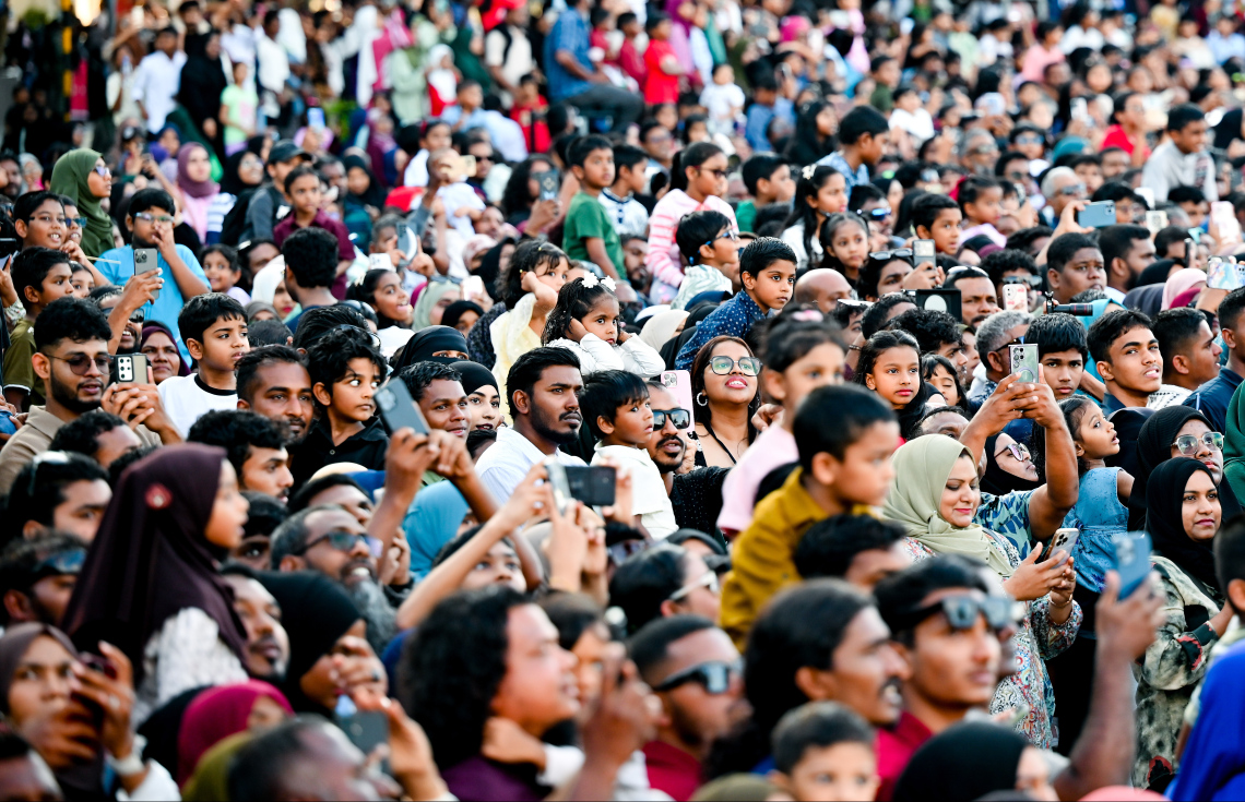 މި އަހަރުގެ ނަސްރުގެ ދުވަހާ ގުޅިގެން ޖުމްހޫރީ މައިދާނުގައި ދިވެހި ސިފައިން ދައްކާލި އަސްކަރީ ހުށަހެޅުން ބަލަން ޖަމާވި ބައެއް މީހުން.--- ފޮޓޯ: ނިޝާން އަލީ | މިހާރު