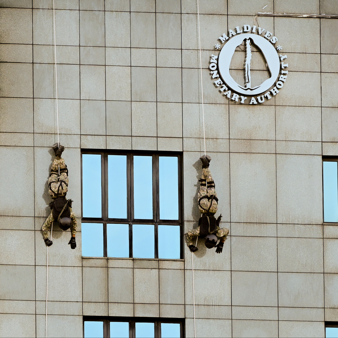 ނަސްރުގެ ދުވަހުގެ މުނާސަބާގައި ސިފައިން އަސްކަރީ ހަރަކާތްތައް ދައްކައިލަނީ..--- ފޮޓޯ: ނިޝާން އަލީ | މިހާރު