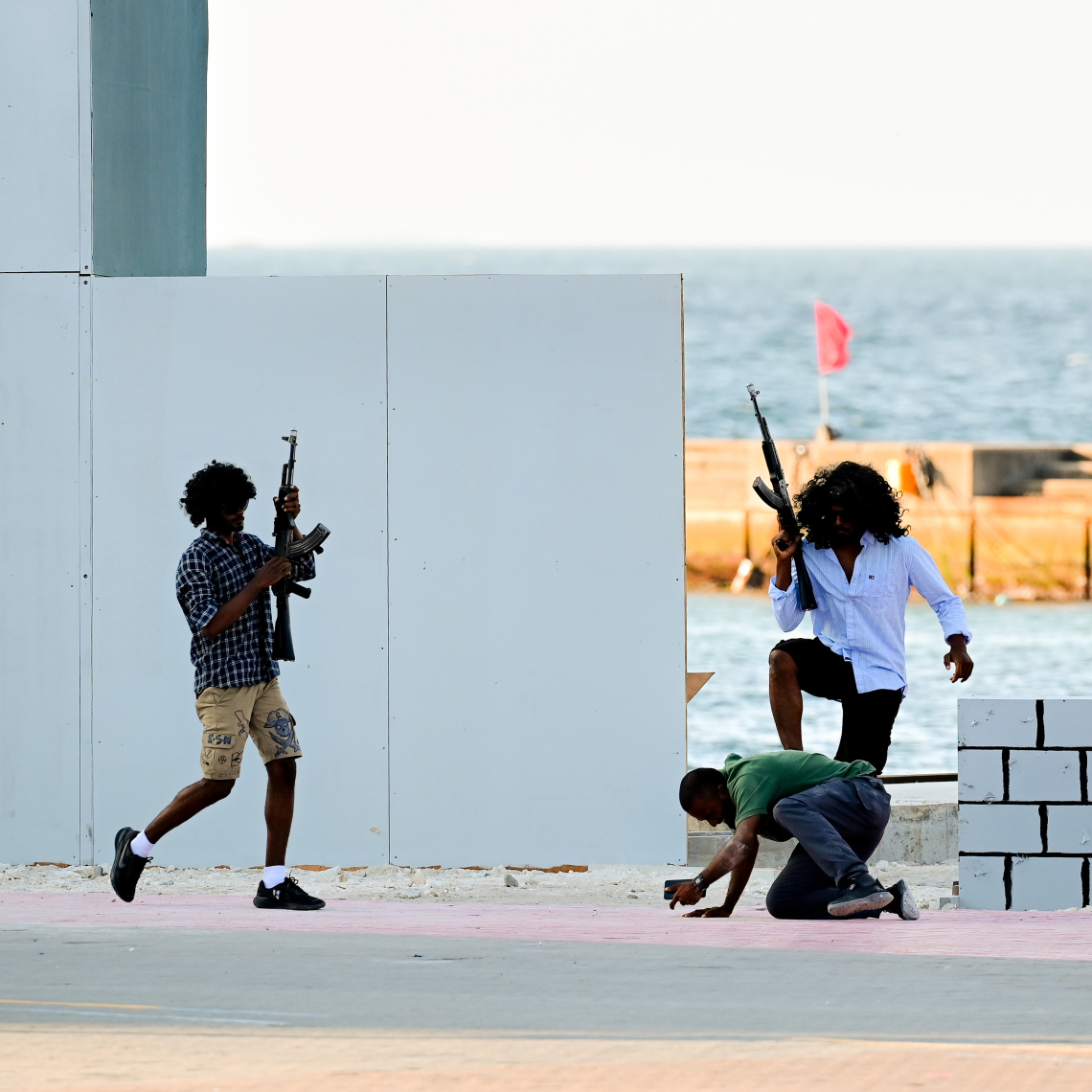 މި އަހަރުގެ ނަސްރުގެ ދުވަހާ ގުޅިގެން ޖުމްހޫރީ މައިދާނުގައި ދިވެހި ސިފައިން ދައްކާލި އަސްކަރީ ހުށަހެޅުމުގެ ތެރެއިން، "ދުޝްމަނުން" މީހަކު ރަހީނުކުރަނީ.--- ފޮޓޯ: ނިޝާން އަލީ | މިހާރު