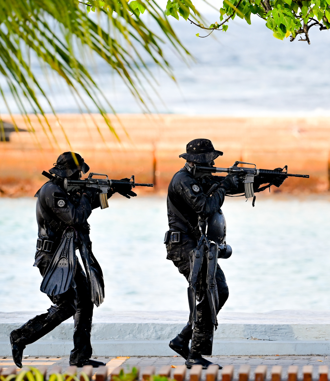 މި އަހަރުގެ ނަސްރުގެ ދުވަހާ ގުޅިގެން ޖުމްހޫރީ މައިދާނުގައި ދިވެހި ސިފައިން ދައްކާލި އަސްކަރީ ހުށަހެޅުމުގެ ތެރެއިން، "ދުޝްމަނުންނާ" ދެކޮޅަށް ހަތިޔާރުގެ ބޭނުންކުރަނީ.--- ފޮޓޯ: ނިޝާން އަލީ | މިހާރު