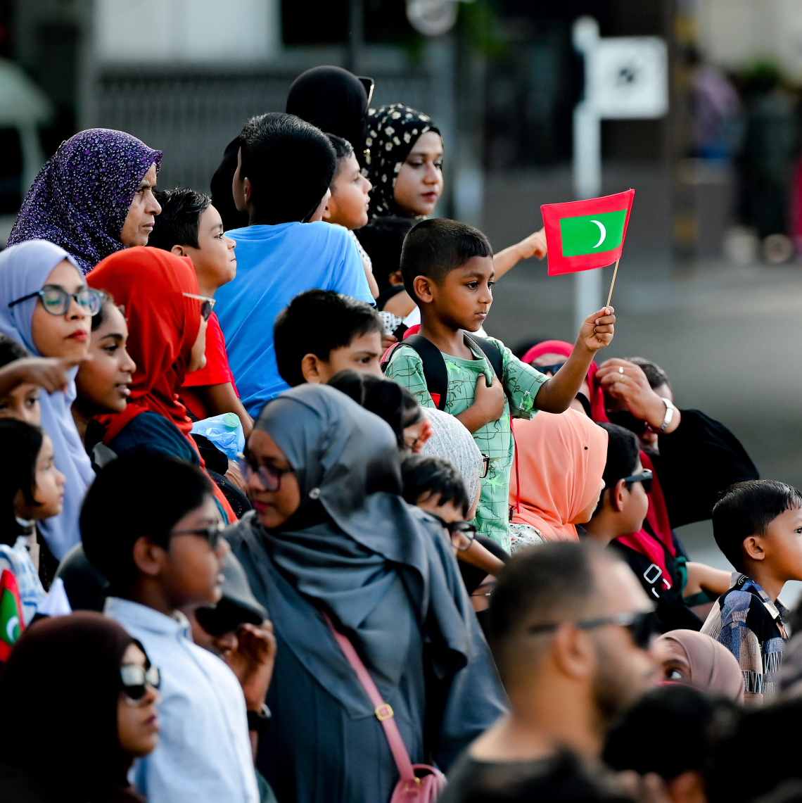 މި އަހަރުގެ ނަސްރުގެ ދުވަހާ ގުޅިގެން ޖުމްހޫރީ މައިދާނުގައި ދިވެހި ސިފައިން ދައްކާލި އަސްކަރީ ހުށަހެޅުން ބަލަން ޖަމާވި ބައެއް މީހުން.--- ފޮޓޯ: ނިޝާން އަލީ | މިހާރު