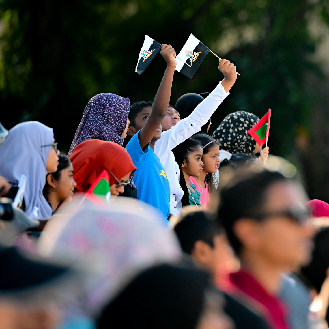 މި އަހަރުގެ ނަސްރުގެ ދުވަހާ ގުޅިގެން ޖުމްހޫރީ މައިދާނުގައި ދިވެހި ސިފައިން ދައްކާލި އަސްކަރީ ހުށަހެޅުން ބަލަން ޖަމާވި ބައެއް ކުޑަކުދިން.--- ފޮޓޯ: ނިޝާން އަލީ | މިހާރު