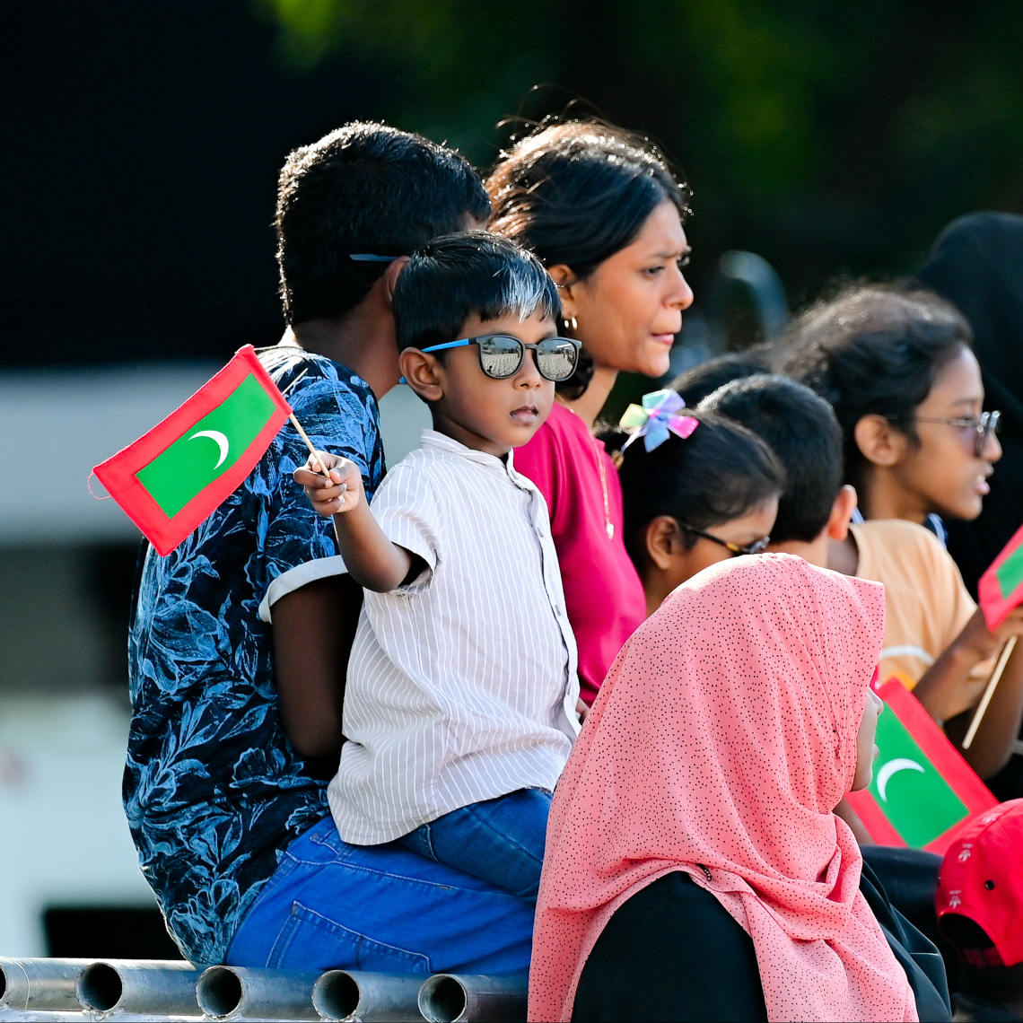 މި އަހަރުގެ ނަސްރުގެ ދުވަހާ ގުޅިގެން ޖުމްހޫރީ މައިދާނުގައި ދިވެހި ސިފައިން ދައްކާލި އަސްކަރީ ހުށަހެޅުން ބަލަން ޖަމާވި ބައެއް ކުޑަކުދިން.--- ފޮޓޯ: ނިޝާން އަލީ | މިހާރު