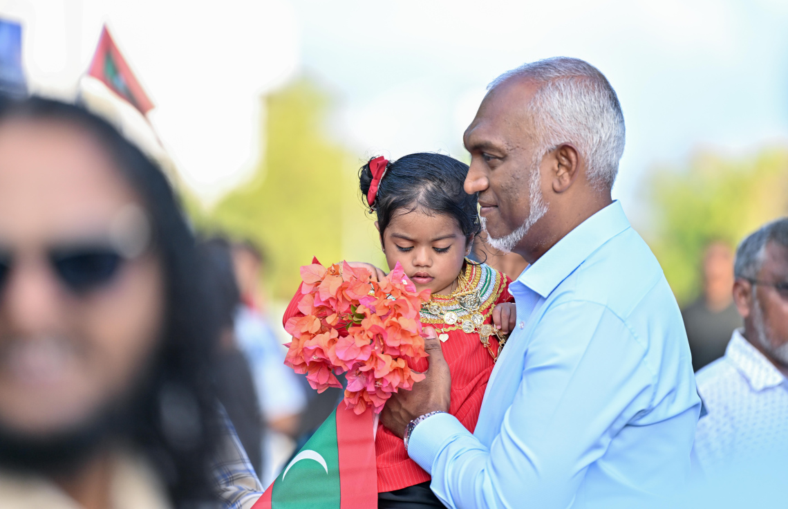 ރައީސް ޑރ. މުހައްމަދު މުއިއްޒު ފުވައްމުލަކަށް ވަޑައިގެން ތުއްތު ކުއްޖަކު އުރާލައްވައިގެން.-- ފޮޓޯ: ރައީސް އޮފީސް