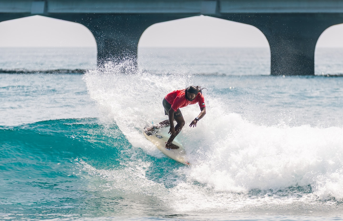 ހިޝާމް މި މުބާރާތުގެ ހީޓެއްގައި ރާޅާއަޅަނީ.-- ފޮޓޯ: އެމްއެސްއޭ / ސިޑިބަރި