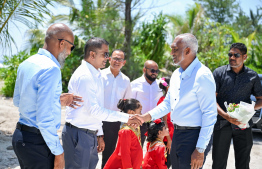 ހުޅުދޫ އާއި މީދޫއަށް ވަޑައިގަތުމުން ރައީސް ޑރ. މުހައްމަދު މުއިއްޒަށް މެމްބަރު ޝާހިދު މަރުހަބާ ދަންނަވައި ސަލާމް ކުރައްވަނީ.