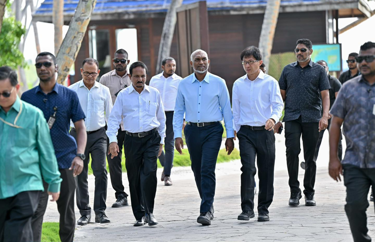 ރައީސް މުއިއްޒު މިދިޔަ ނޮވެމްބަރު މަހު ޝަންގްރިއްލާ ރިސޯޓަށް ވަޑައިގެން، އެ ރިސޯޓު އަލުން ހުޅުވުމުގެ އެންމެ ފަހުގެ ތައްޔާރީތައް ބައްލަވަނީ.---ފޮޓޯ: ރައީސް އޮފީސް