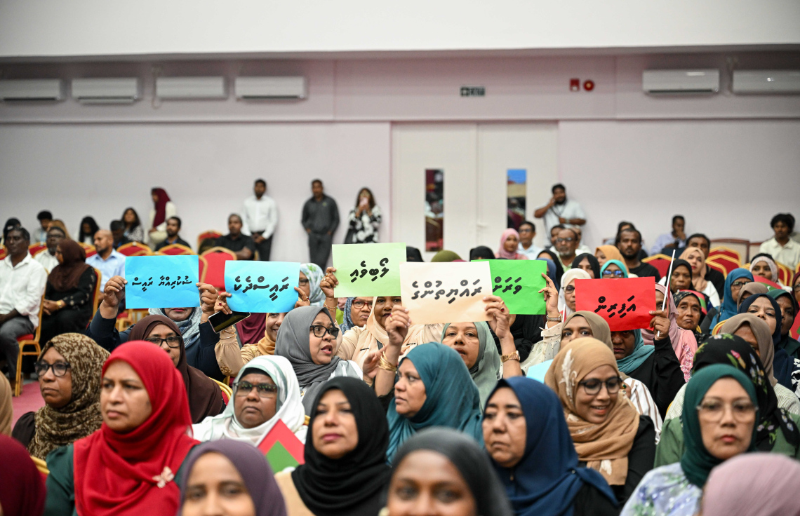 ރައީސް މުއިއްޒު އައްޑޫ ސިޓީގެ ރައްޔިތުންނާ ބައްދަލުކުރައްވަން މިރޭ ބޭއްވި ޖަލްސާގައި ބައިވެރިވި ބައެއް މީހުންގެ ތާއީދު އެ މަނިކުފާނަށް އޮތް ކަން ހާމަކުރަން ޕޯސްޓަރުތަކެއް ދައްކާލަނީ.---ފޮޓޯ: ރައީސް އޮފީސް