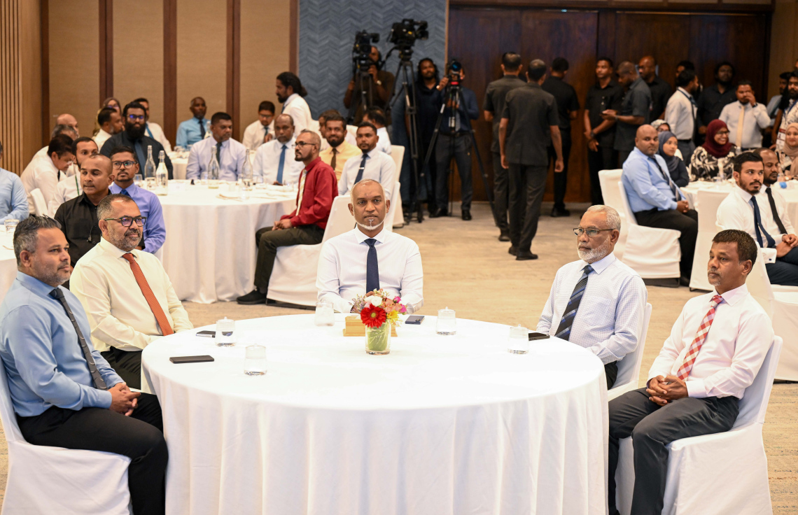 ތަރައްގީގެ 206 މަޝްރޫއުތަކުގައި އެއްފަހަރާ ސޮއިކުރުމަށް މިއަދު ބޭއްވި ރަސްމިއްޔާތުގައި ރައީސް މުއިއްޒާއި ފިނޭންސް މިނިސްޓަރ ޒަމީރު އަދި ސަރުކާރުގެ ބައެއް އެހެން ވެރިން ބައިވެރިވެވަޑައިގަންނަވަނީ.---ފޮޓޯ: ރައީސް އޮފީސް