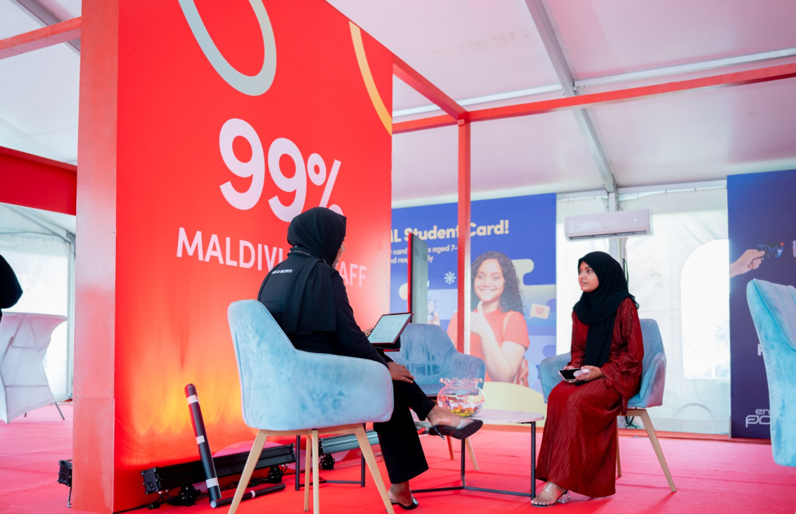 ވަރަ އެކްސްޕޯގެ ބީއެމްއެލްގެ ސްޓޯލަށް ރޭ ޒިޔާރަތްކުރި މީހަކަށް އެ ކުންފުނީގެ މުވައްޒަފުން މައުލޫމާތު ދެނީ.---ފޮޓޯ: ބީއެމްއެލް