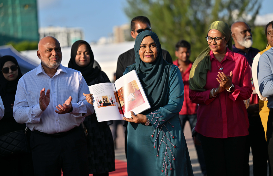 ފަސްޓް ލޭޑީ ސާޖިދާ މުހައްމަދު "ވަރަ އެކްސްޕޯ 2025" އިފްތިތާހުކޮށްދެއްވައި ހަޔަ އެޑިއުކޭޝަންގެ ފޮތް ނެރެދެއްވަނީ.-- ފޮޓޯ: ރައީސް އޮފީސް