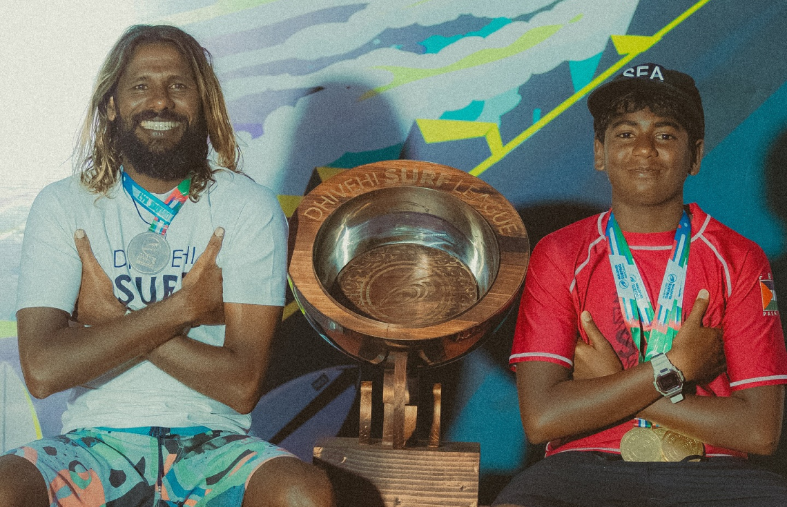 ލީގުގެ ސީނިއާ ޗެމްޕިއަން އަންމަޑޭ (ވ) އަދި ޖޫނިއާ ޗެމްޕިއަން ޔަސީން (ކ).-- ފޮޓޯ: އެމްއެސްއޭ / ސިޑިބަރި