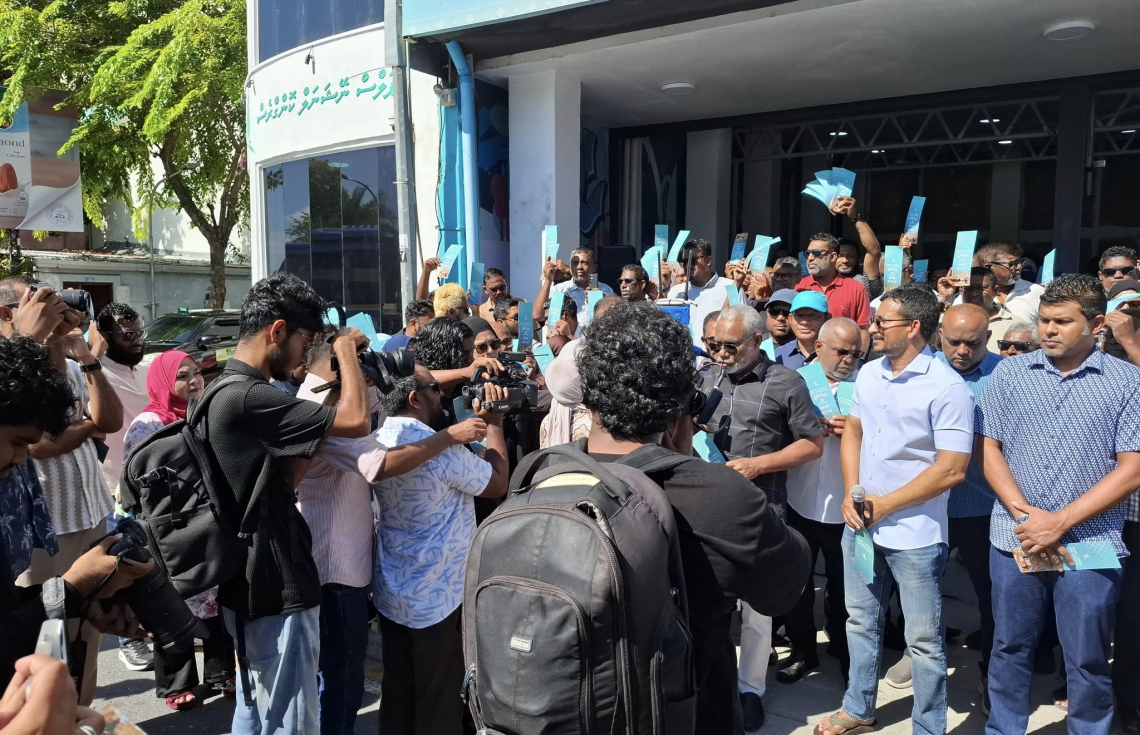 ޕީއެންސީން އަންނަ ހުކުރު ދުވަހުގެ ރޭ މާލޭގެ އާޓިފިޝަލް ބީޗު ސަރަހަހައްދުގައި ބާއްވާ ޖަލްސާ އަށް މާލެ ސަރަހައްދުގައި ދިރިއުޅޭ މީހުންނަށް ދައުވަތު ދިނުމުގެ ހަރަކާތް ފެށުމަށް މިއަދު ބޭއްވި އިވެންޓުގައި އެ ޕާޓީގެ ލީޑަޝިޕްގެ ބައެއް ބޭފުޅުން މީޑިއާއާ ވާހަކަ ދައްކަވަނީ.