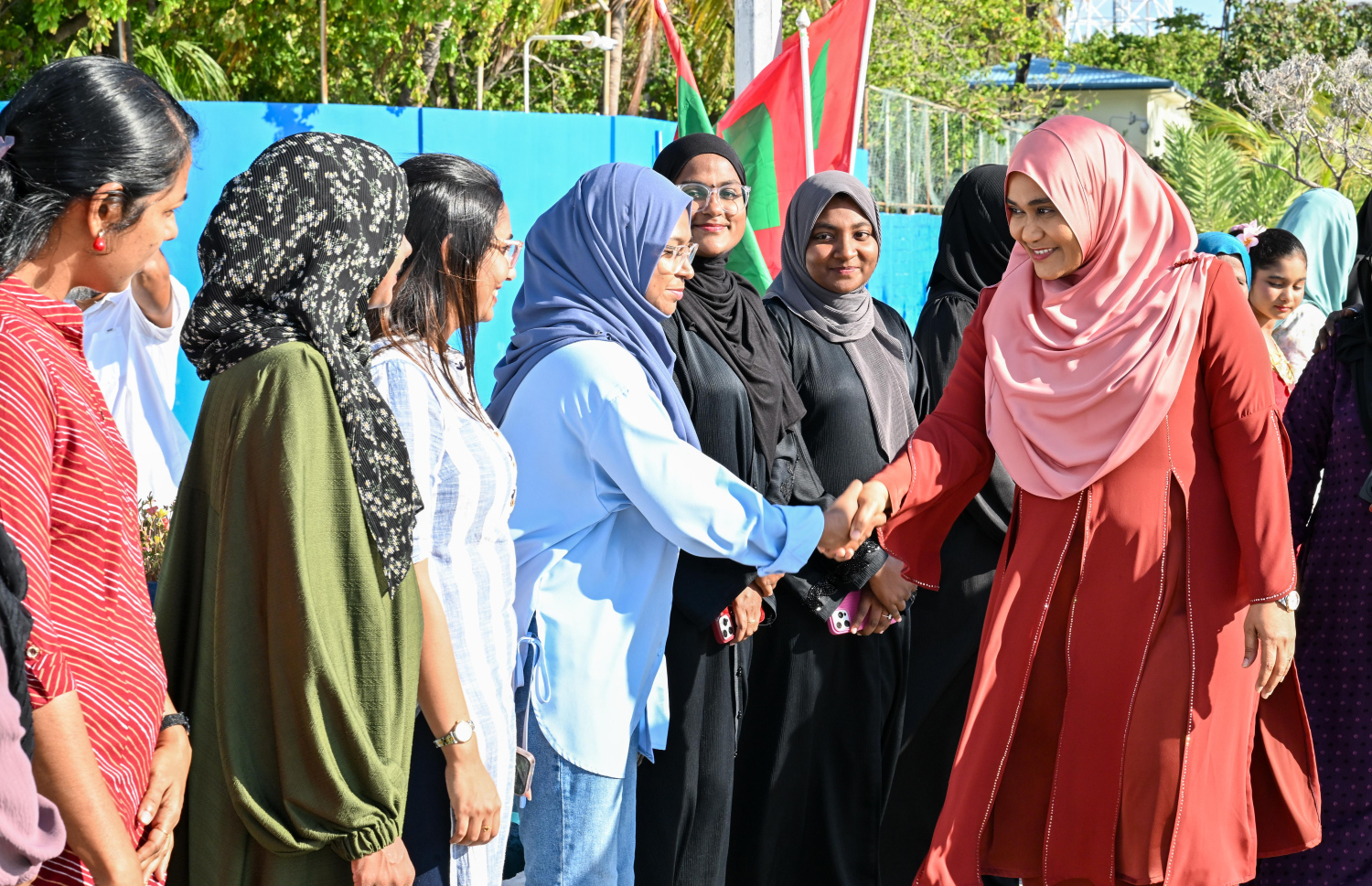 ދުޅަހެޔޮ ދިރިއުޅުން- އުފާވެރި މުޖުތަމައު ކެމްޕެއިން އިފުތިތާހު ކޮށްދެއްވުމަށް ފަސްޓް ލޭޑީ ސާޖިދާ މިއަދު ކ. ގުރައިދު އަށް ވަޑައިގެން ބައެއް ބޭފުޅުންނާ ސަލާން ކުރައްވަނީ.---ފޮޓޯ: ރައީސް އޮފީސް