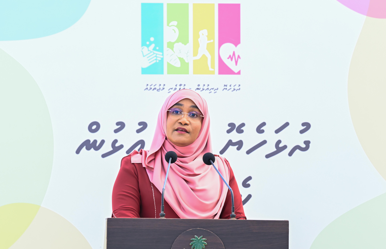 ދުޅަހެޔޮ ދިރިއުޅުން- އުފާވެރި މުޖުތަމައު ކެމްޕެއިން އިފުތިތާހު ކުރުމަށް ކ. ގުރައިދޫގައި މިއަދު ބޭއްވި ރަސްމިއްޔާތުގައި ފަސްޓް ލޭޑީ ސާޖިދާ ވާހަކަ ދައްކަވަނީ.---ފޮޓޯ: ރައީސް އޮފީސް