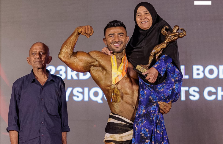 ނުވަ އަހަރުގެ އުއްމީދު ހާސިލްވުމުން އުރާލީ މަންމަ